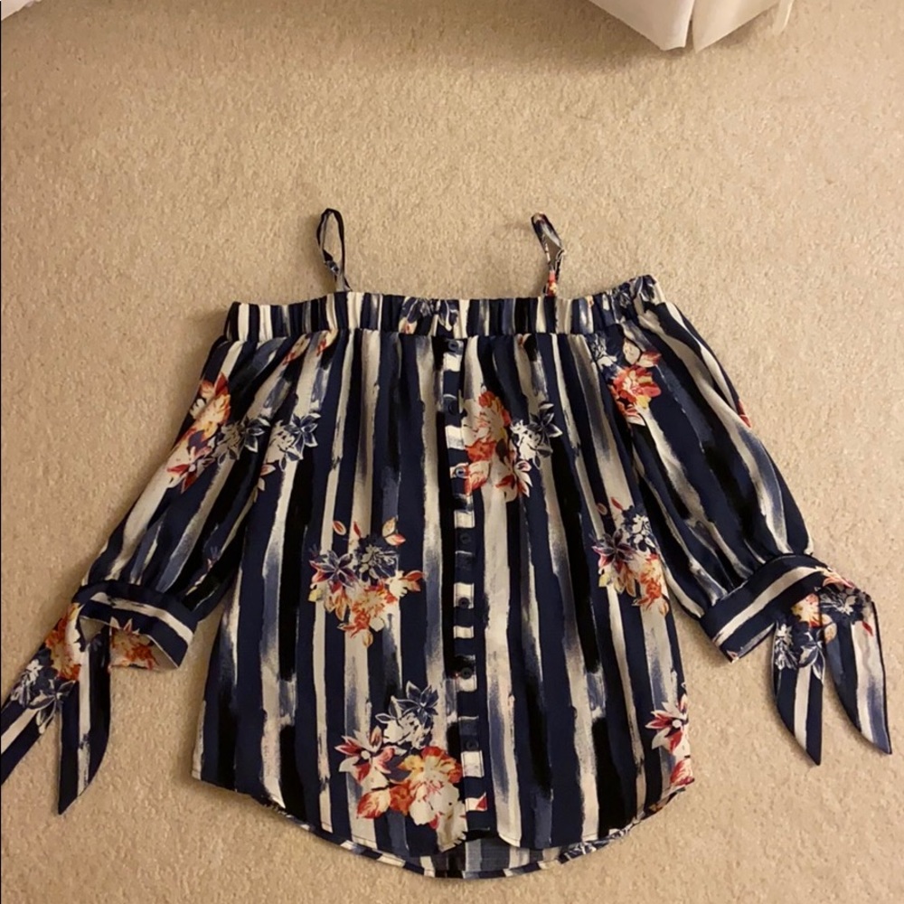 Off the shoulder blouse with ties sleeve